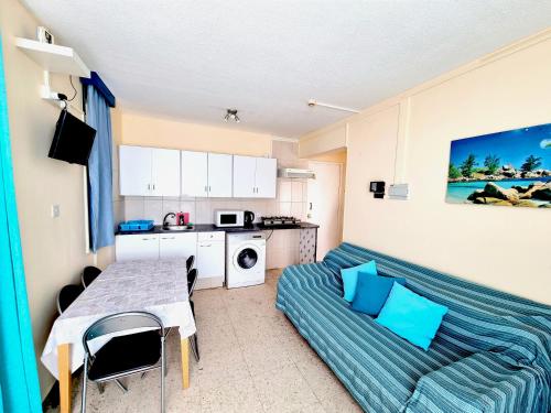 - une petite cuisine avec un canapé et une table dans une chambre dans l'établissement 603 Agia Napa Center, à Ayia Napa