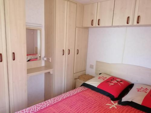 - une petite chambre avec un lit et une couverture rose dans l'établissement Petit coin tranquille, à Brengues