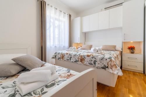 Postel nebo postele na pokoji v ubytování Sweet triple room in Makarska