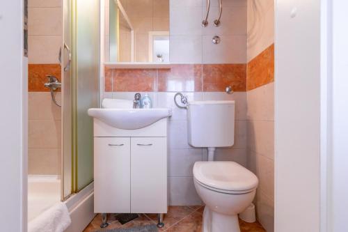 Koupelna v ubytování Sweet triple room in Makarska