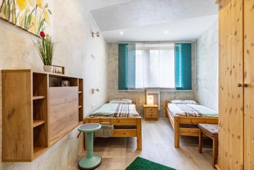 1 dormitorio con 2 camas y ventana en Für Traufgängerle, en Albstadt