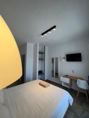 Кровать или кровати в номере Panormos Beach Hotel Skopelos