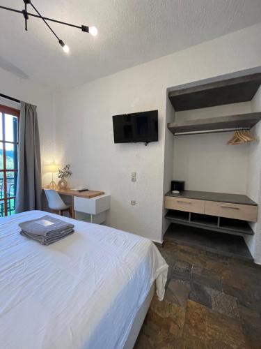 Кровать или кровати в номере Panormos Beach Hotel Skopelos