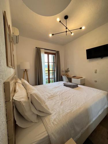 Кровать или кровати в номере Panormos Beach Hotel Skopelos