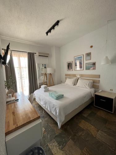 Кровать или кровати в номере Panormos Beach Hotel Skopelos