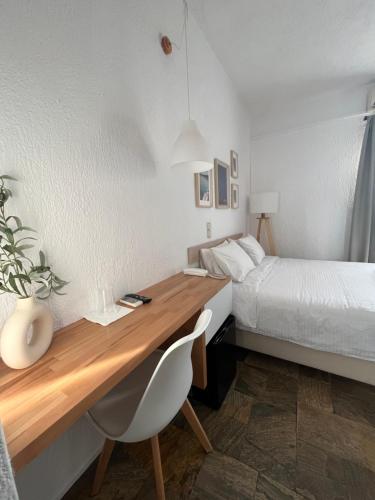 Кровать или кровати в номере Panormos Beach Hotel Skopelos