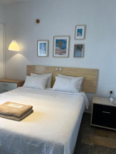 Кровать или кровати в номере Panormos Beach Hotel Skopelos