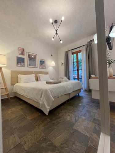 Кровать или кровати в номере Panormos Beach Hotel Skopelos