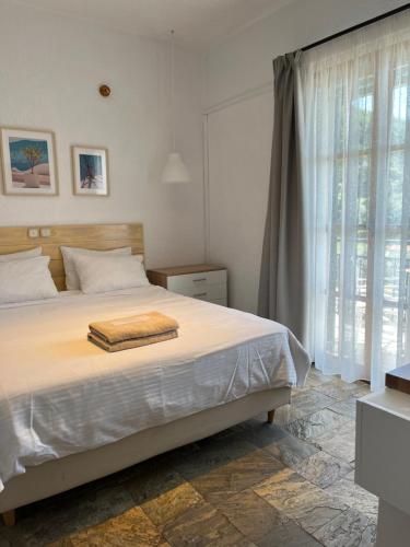 Кровать или кровати в номере Panormos Beach Hotel Skopelos