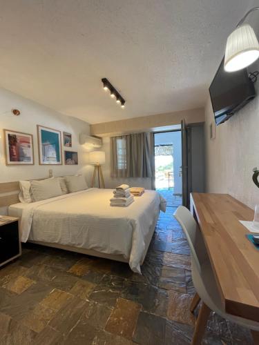 Кровать или кровати в номере Panormos Beach Hotel Skopelos