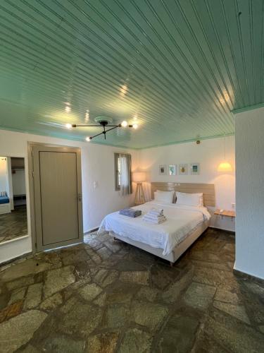 Кровать или кровати в номере Panormos Beach Hotel Skopelos