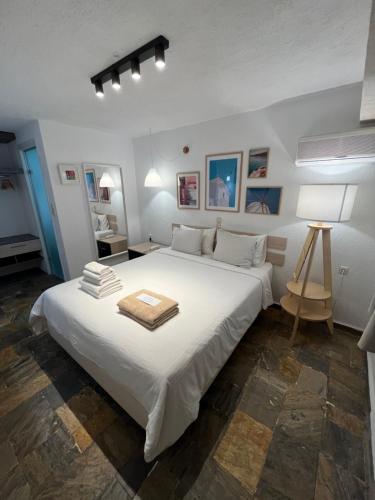Кровать или кровати в номере Panormos Beach Hotel Skopelos