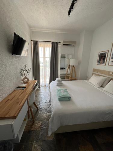 Кровать или кровати в номере Panormos Beach Hotel Skopelos