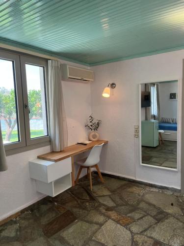 Кровать или кровати в номере Panormos Beach Hotel Skopelos