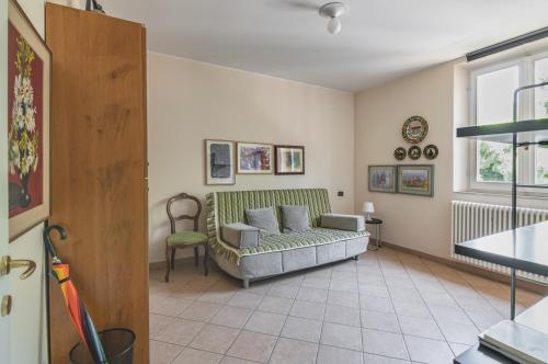 ein Wohnzimmer mit einem Sofa und einem Tisch in der Unterkunft A due passi da Borgo San Giuliano Apartment in Rimini