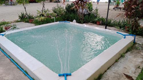 una piscina de agua con una fuente en Ricks Mangrove Beach Resort, en Maricaban