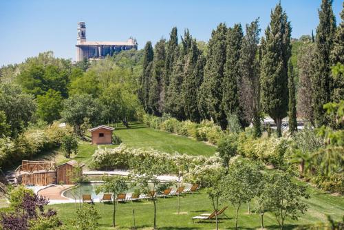 a park with trees and a building on a hill at Casa Al Fiume in Ponti Sul Mincio