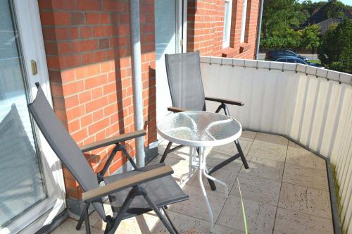 WestereckにあるZum Leuchtturm 10 Ferienwohnung Nr 07の椅子2脚