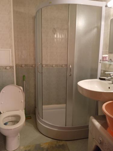 a bathroom with a shower and a toilet and a sink at APARTMENT 8 Primorsko АПАРТАМЕНТ 8 Приморско in Primorsko