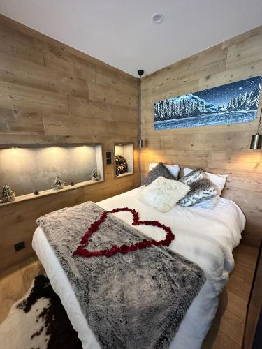 TresservesにあるFlocon du Lacのベッドルーム1室(大型ベッド1台、毛布付)
