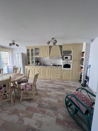 cocina con mesa y sillas en una habitación en Casa Izac en Botoşani