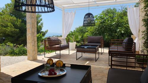 Villa Hvar في إيفان دولاس: فناء مع كراسي وطاولة مطلة على المحيط