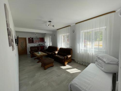 - un salon avec un canapé et une table dans l'établissement Cazare apartamente LAVI-TOUR Tg Neamț, à Tîrgu Neamţ