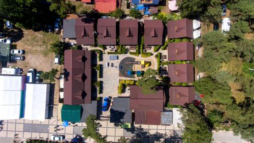 an overhead view of a yard with houses at Domy z Bala - Bungalow 50 metrów od Plaży spa domki ogrzewane in Dziwnówek