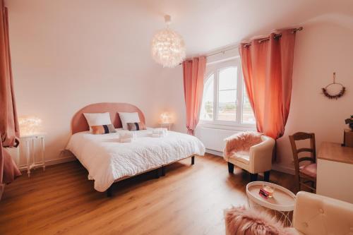 1 dormitorio con 1 cama, 1 silla y 1 ventana en AU COIN DE PARADIS - Suite plume d'ange en Samer