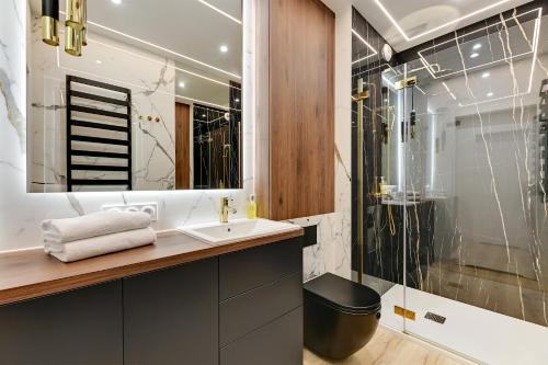 a bathroom with a sink and a shower at GRANO APARTMENTS Gdańsk Old Town SPA & Wellness - GRANO APARTMENTS Gdańsk Residence SPA & Wellness in Gdańsk