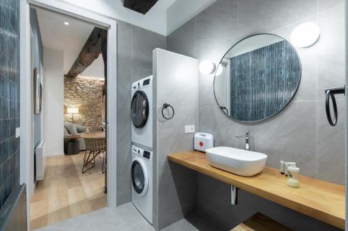 阿茲佩蒂亞的住宿－Zutabe - baskeyrentals，一间带水槽和洗衣机的浴室