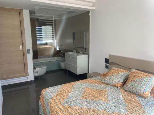 a bedroom with a bed and a bathroom with a tub at APARTAMENTO EXCLUSIVO EN ZONA MONUMENTAL con aparcamiento incluido in Ronda