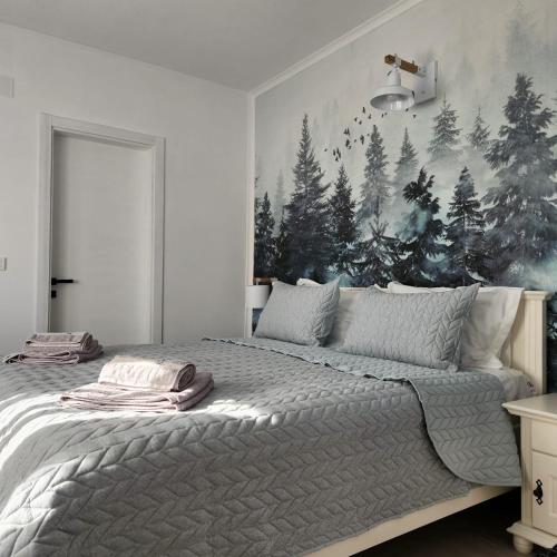 um quarto com uma cama com um quadro na parede em My room accommodation em Curtea de Argeş