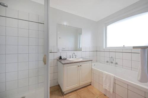 Ένα μπάνιο στο Logans Beach Apartments - Greenviews