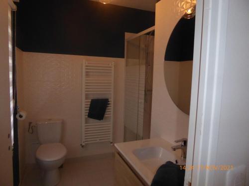 ein Badezimmer mit einem WC, einer Badewanne und einem Waschbecken in der Unterkunft La faustinière 