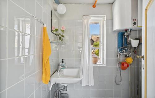 Et badeværelse på Nice Home In Gilleleje With Wifi