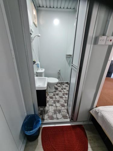 Baño pequeño con aseo y lavamanos en Ghumoh Safar (Bed,Pool & Cafe), en Kuala Kangsar