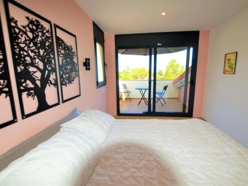 1 dormitorio con cama y vistas a un patio en Villa Salamandre 10 people Costa Brava, en Maçanet de la Selva