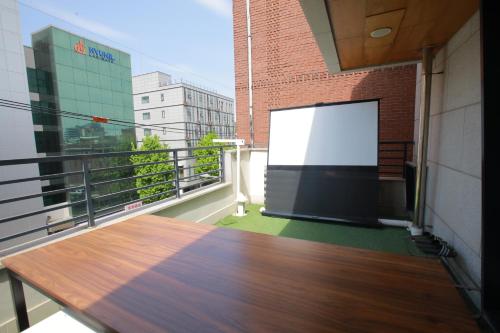 een balkon met een groot scherm aan de zijkant van een gebouw bij Sunyhouse Female Only Foreign Only in Seoul