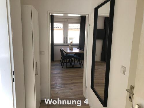 a mirror in a hallway with a dining room at Zentrale Innenstadt-Wohnung in Würzburg