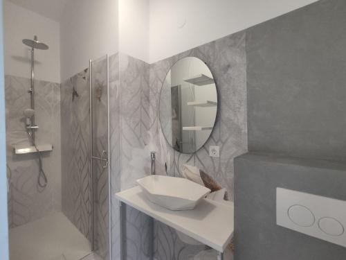 y baño con lavabo, ducha y espejo. en Apartments Villa Dalmatina, en Vodice