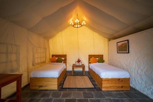 Tempat tidur dalam kamar di The Cliff Resort Pokhara Kushma