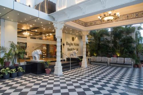 El lobby o recepción de Raghu Mahal Hotel