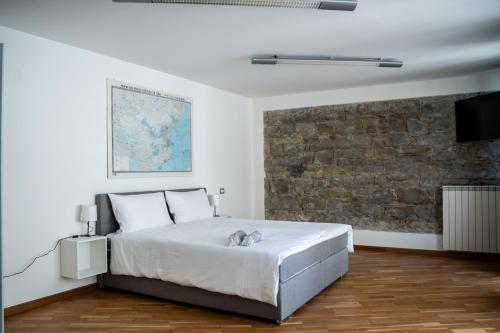 una camera con letto e muro di mattoni di 9b The Appartments a Trieste