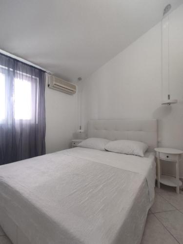 Apartments Villa Dalmatina tesisinde bir odada yatak veya yataklar