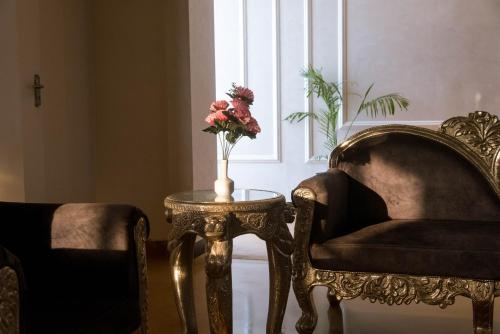 Un lugar para sentarse en Raghu Mahal Hotel
