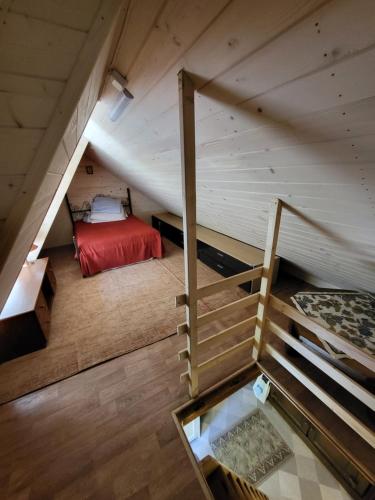 widok na sypialnię w małym domku w obiekcie Domek nad rzeką w Łącku