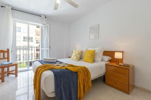Un dormitorio con una cama con una manta. en Apartamento Fuengirola beach, en Fuengirola
