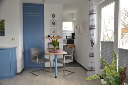 een kleine eetkamer met een tafel en stoelen bij Villa Monika App 7 in Sassnitz