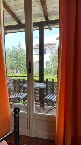 an open door to a patio with a table and chairs at Tentadore in La Caletta